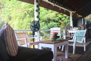 Posada Casa Tortuga, Zipolite في زيبوليت: شرفة بها كراسي وطاولة عليها دمية +11 صورة