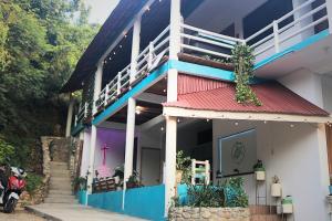 Posada Casa Tortuga, Zipolite في زيبوليت: كنيسة بها صليب على جانب المبنى