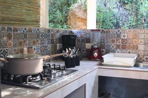 Posada Casa Tortuga, Zipolite في زيبوليت: مطبخ مع موقد عليه قدر