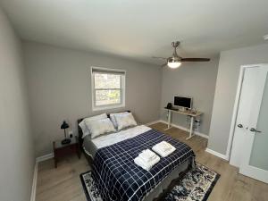 Ένα ή περισσότερα κρεβάτια σε δωμάτιο στο Walk to Metro- Home Sauna