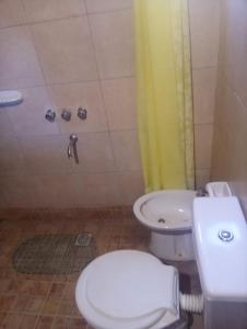 ein Badezimmer mit Toilette und Dusche in der Unterkunft Paraje del Molino Casa Alpina in San José