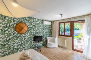 1 dormitorio con una pelota de baloncesto colgada en la pared en Villa Relax en Benidorm, en Salt de l'Aigua