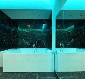 Koupelna v ubytování Hotel Max