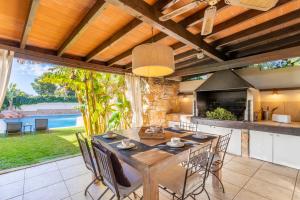 cocina abierta y comedor con mesa y sillas en Villa Relax en Benidorm, en Salt de l'Aigua