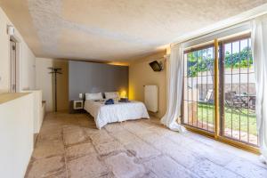 Un dormitorio con una cama y una ventana grande. en Villa Relax en Benidorm, en Salt de l'Aigua 24 fotos más