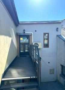 a stairway leading to a door of a building at Świecie Apartament Biznesowy in Świecie