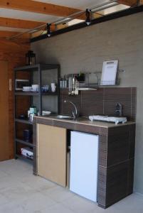 eine Küche mit Spüle und Arbeitsplatte in der Unterkunft Leonidionhouses - Der Kleine Bungalow in Leonidi