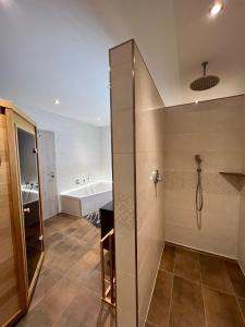 Ένα μπάνιο στο Suite Am Radweg