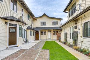 安娜柯蒂斯Extended PNW Retreat in Historic Dtwn Anacortes!的一栋带庭院的房子，庭院前面有草坪。