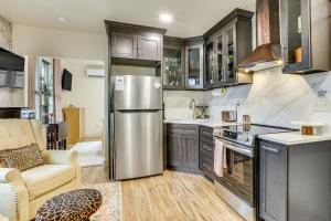 安娜柯蒂斯Extended PNW Retreat in Historic Dtwn Anacortes!的配有不锈钢冰箱的厨房