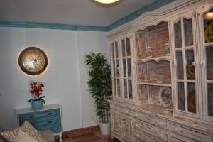 eine große Holzhülle im Wohnzimmer in der Unterkunft Ferienhaus für 4 Personen ca 80 qm in Competa, Andalusien Costa del Sol in Cómpeta