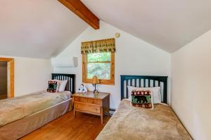 Un dormitorio con dos camas y una ventana en Banner Bunks at River Run, en Banner Elk