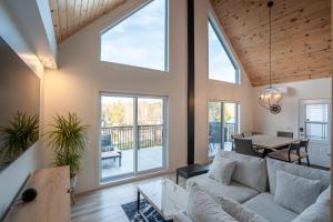 Istumisnurk majutusasutuses Lake and Pool table - The Dorchester