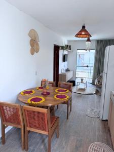 a kitchen and dining room with a table and chairs at Chalé da Barra EG in Barra Grande