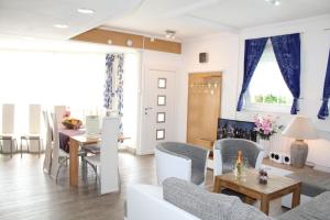 ein Wohnzimmer mit Sofa und Tisch in der Unterkunft Ferienwohnung Vulkaneifel in Daun