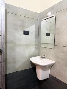 une salle de bains avec un lavabo et un miroir dans l'établissement Casa Linda Residency, à Varkala 67 autres photos