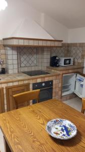 Isola del CantoneAi serri 27的厨房配有木桌和盘子