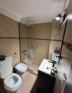 łazienka z toaletą, umywalką i prysznicem w obiekcie Depto Comahue Playa Necochea w mieście Necochea