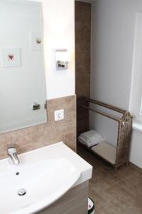 ein Badezimmer mit einem weißen Waschbecken und einem Spiegel in der Unterkunft Ferienhaus für 2 Personen  1 Kind ca 35 m in Schwielochsee, Lausitz Niederlausitz in Schwielochsee