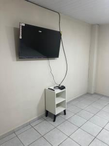 Un televisor de pantalla plana colgado en una pared en Hollywood Alojamiento, Apt 3, en Ciudad del Este