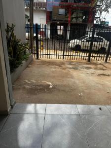 una puerta de hierro negro frente a un edificio en Hollywood Alojamiento, Apt 3, en Ciudad del Este