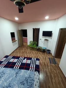 Un dormitorio con una cama y un televisor de pantalla plana. en Kalapani Nest, en Port Blair 19 fotos más