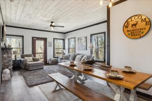 Χώρος καθιστικού στο Sassy Bear Hideaway by Beyond Expectations