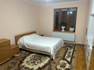 Postel nebo postele na pokoji v ubytování Near Buiucani