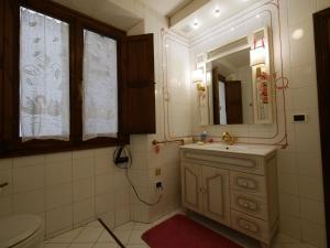 Un baño de Alloggiare nei luoghi dove é vissuto Dante