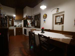 Una cocina o cocineta en Alloggiare nei luoghi dove é vissuto Dante