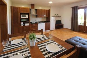 Η κουζίνα ή μικρή κουζίνα στο Wohnung Mit Pool, Garten, Terrasse Und Grill