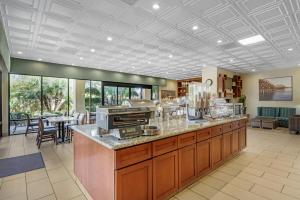 une grande cuisine avec un comptoir et une table dans l'établissement Best Western Plus South Coast Inn, à Santa Barbara