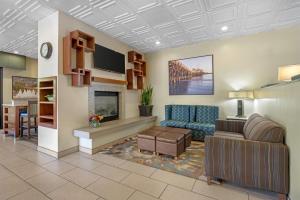 - une salle d'attente avec un canapé et une cheminée dans l'établissement Best Western Plus South Coast Inn, à Santa Barbara