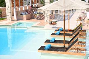 Bazén v ubytování Blue Lake Villa Beheizter Pool nebo v jeho okolí