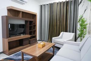 Μια τηλεόραση ή/και κέντρο ψυχαγωγίας στο hotel rose garden فندق روز جاردن