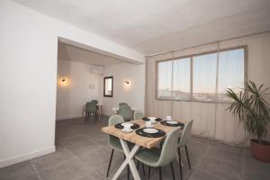 a dining room with a table and chairs at Hotel Rural Macondo in Trujillanos