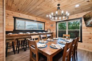 Foto sihtkohas Pigeon Forge asuva majutusasutuse New Management Stay Wild Luxury Cabin Epic Mountain Views Hot Tub and Game Rooms galeriist +22 fotot