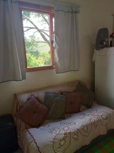 En eller flere senge i et værelse på Chalé São Matheus