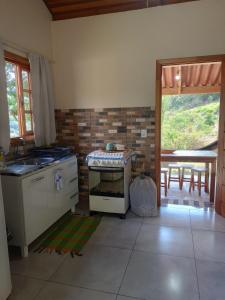 Køkken eller tekøkken på Chalé São Matheus