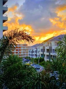 Η ανατολή ή δύση του ηλίου όπως φαίνεται από αυτό το διαμέρισμα ή από εκεί κοντά +17 φωτογραφίες