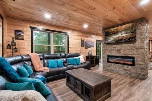 Istumisnurk majutusasutuses New Management Stay Wild Luxury Cabin Epic Mountain Views Hot Tub and Game Rooms