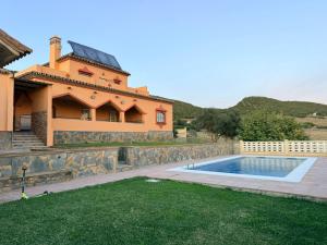 Bazén v ubytování Cortijo Valadez nebo v jeho okolí