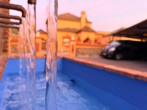 Bazén v ubytování Cortijo Valadez nebo v jeho okolí