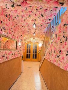 a hallway with pink flowers on the ceiling at kERVANHOF an der Donau in Kleinpöchlarn