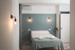 a bedroom with a bed with two towels on it at Hotel Rural Macondo in Trujillanos