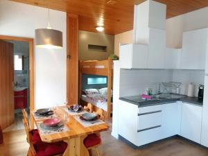 Una cocina con una mesa de madera en una habitación. en Appartamento Claudia, en San Bernardino