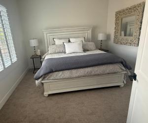 a bedroom with a large bed with pillows on it at Luxe relax in Washington