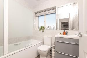 Un baño de New Comfy 4BR House, Driveway Park, Games 31 fotos más