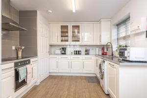 Una cocina o cocineta en New Comfy 4BR House, Driveway Park, Games