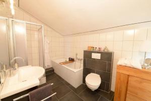 une salle de bain avec toilettes, baignoire et lavabo dans l'établissement Ruhiges Ferienhaus In Lommersdorf Mit Garten, à Blankenheim 26 autres photos